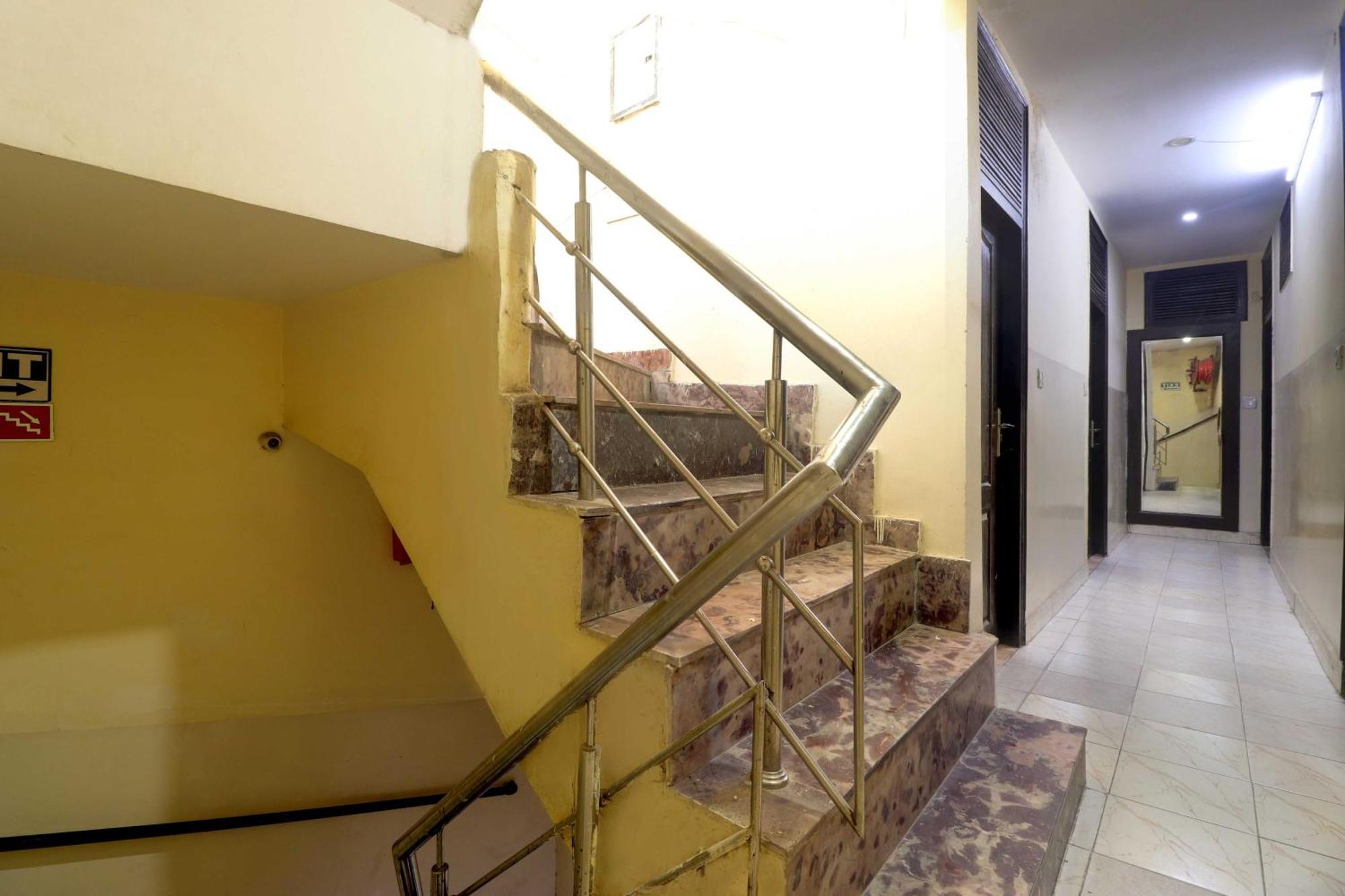 Hotel Oyo Flagship 81569 The Red Rose New Delhi