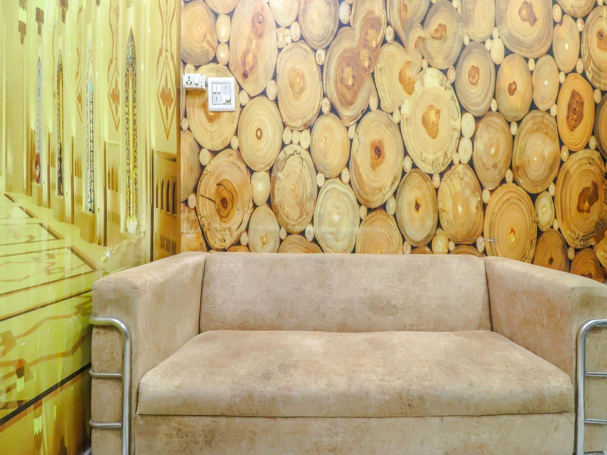 Oyo Flagship 81569 The Red Rose Hotel 3*