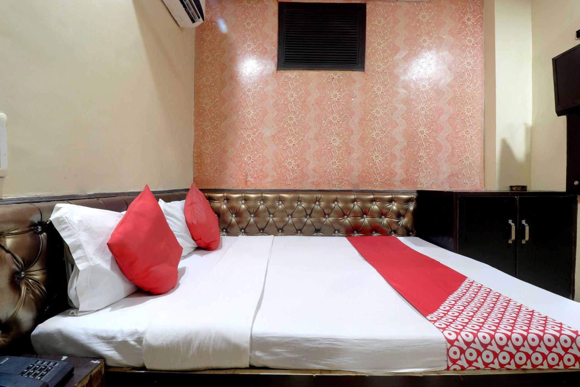 Hotel Oyo Flagship 81569 The Red Rose New Delhi